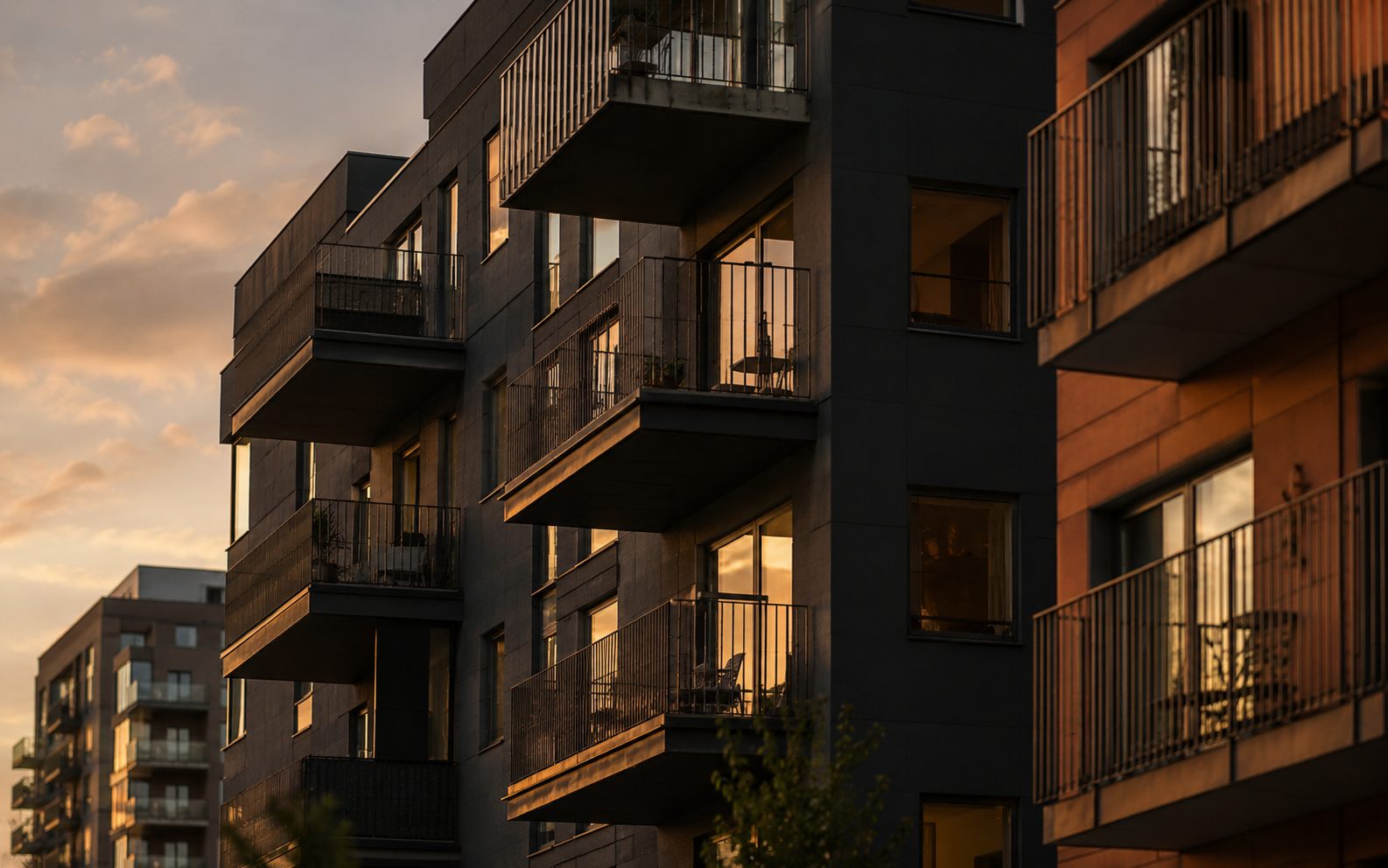 Svenska flerbostadshus med balkonger i kvällsljus