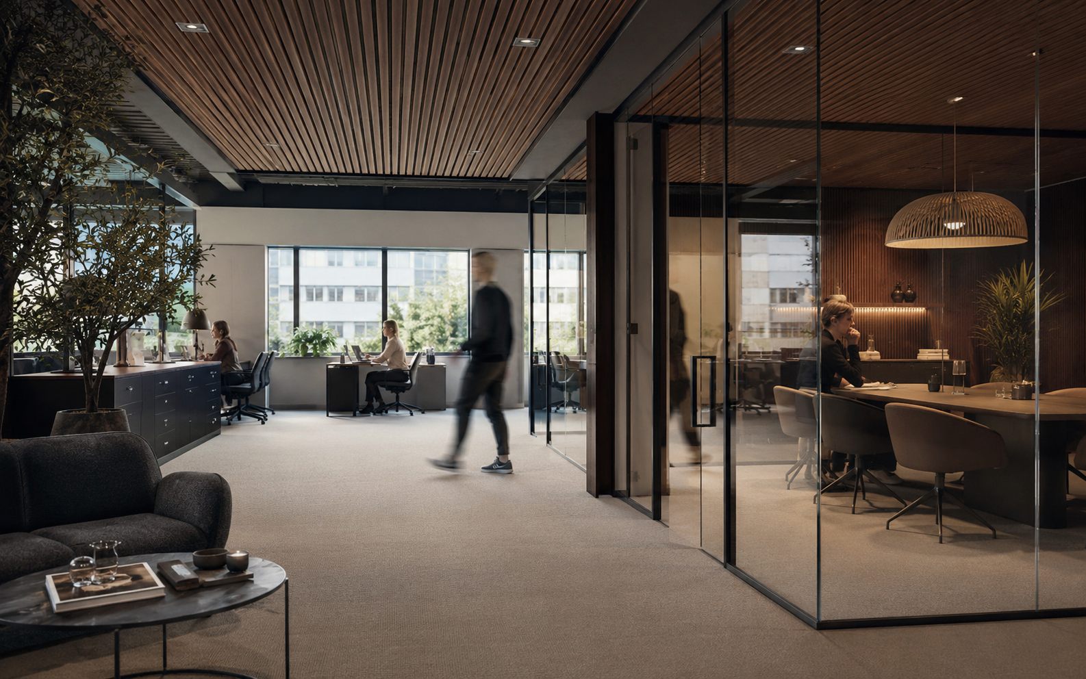 Modernt kontor med glasväggar och mötesrum